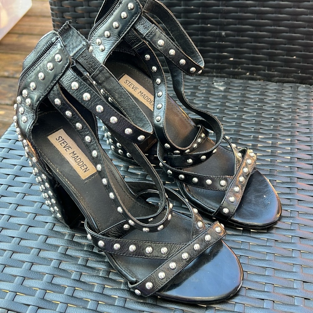 STUDDED STEVE MADDEN HEELS 🖤